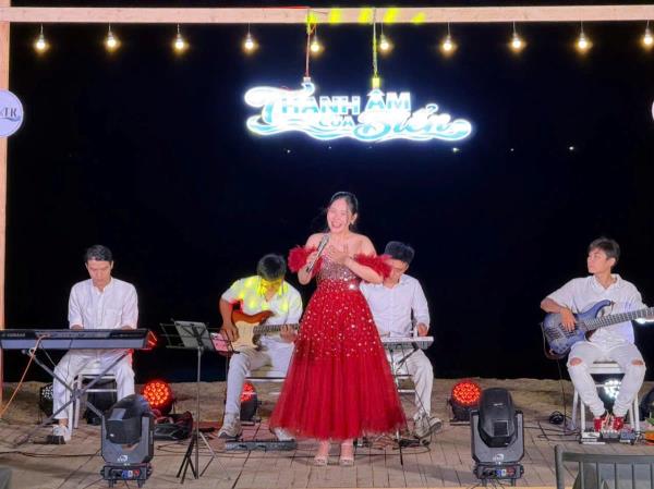 Sôi động Chương trình nghệ thuật Thanh âm của biển với chủ đề Sắc màu tháng tư