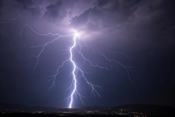 Đi ra đồng, một người bị sét đánh tử vong