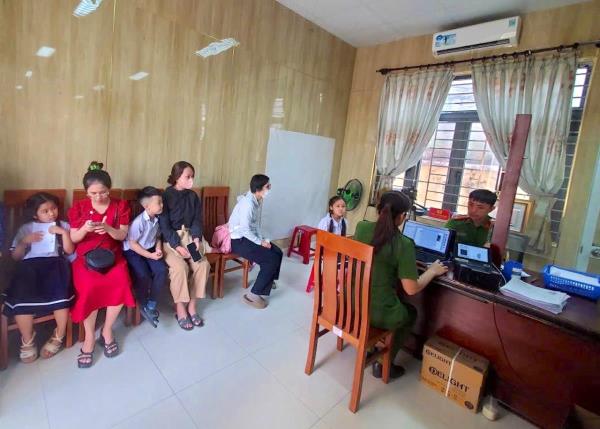 Công an phường Ngũ Hành Sơn xuyên lễ cấp căn cước, định danh điện tử cho trẻ từ 6 đến 14 tuổi
