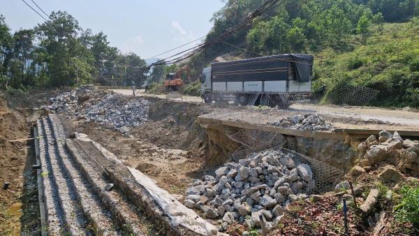 Đường Hồ Chí Minh xuống cấp nghiêm trọng, nguy cơ mất an toàn giao thông