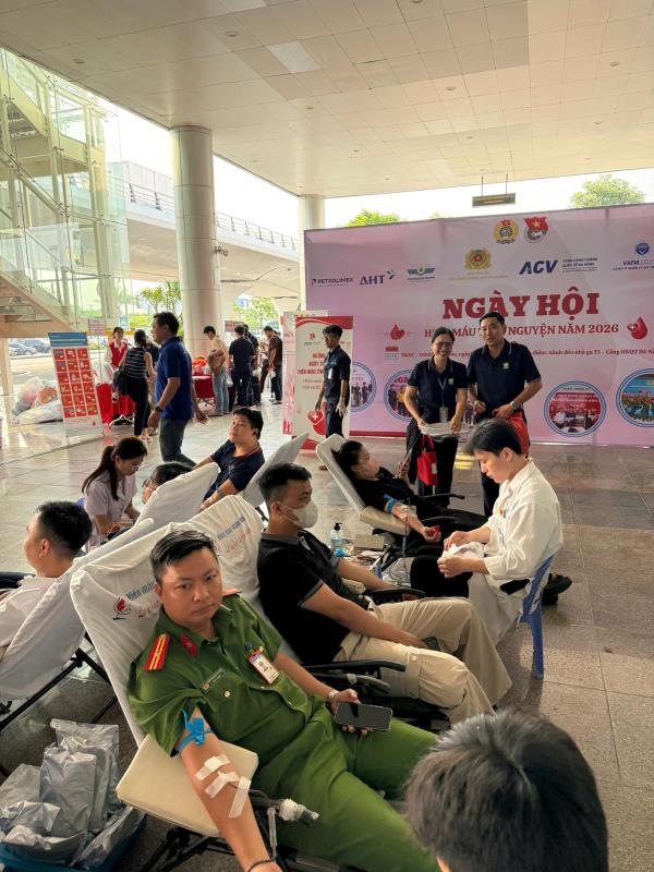 Cán bộ, chiến sĩ Đồn Công an Cảng HKQT Đà Nẵng hiến máu tình nguyện