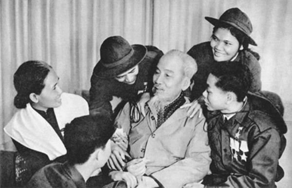 Tháng Tư, trời Nam nhớ Bác