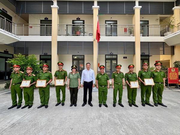 Khen thưởng Công an phường Sơn Trà trong công tác đấu tranh phòng, chống tội phạm