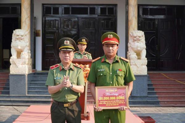 Bộ Công an, Chủ tịch UBND thành phố khen thưởng các tập thể, cá nhân thuộc Công an TP Đà Nẵng
