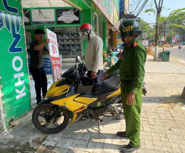 Xã Hòa Tiến ra quân lập lại trật tự đô thị