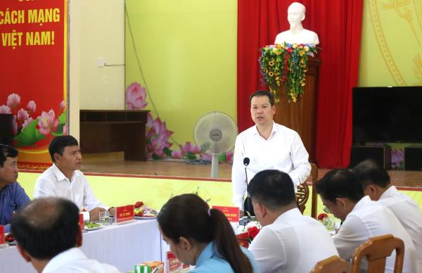 Phó Bí thư Thành ủy Đà Nẵng Nguyễn Mạnh Hùng làm việc với xã Trà Tân