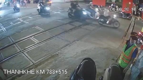 Một phụ nữ hành hung 2 nữ nhân viên gác chắn đường sắt khi cố vượt đèn đỏ