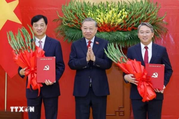 Trao quyết định bổ nhiệm Trưởng ban Tổ chức Trung ương và Chánh Văn phòng Trung ương Đảng