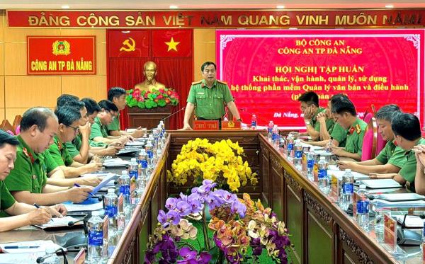 Đại tá Nguyễn Xuân Hoàng dự và chỉ đạo Hội nghị tập huấn triển khai chữ ký số
