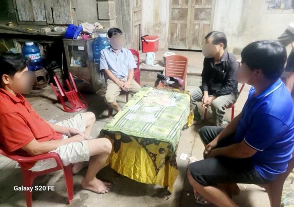 Khởi tố nhóm bác thằng bần