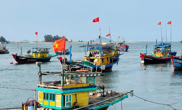 Di dời tàu thuyền, lồng bè để phục vụ thi công khẩn cấp kè An Lương