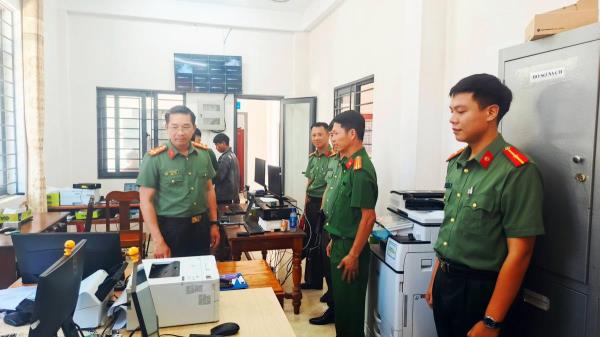 Đại tá Nguyễn Đại Đồng thăm, làm việc tại Công an xã Trà Tập