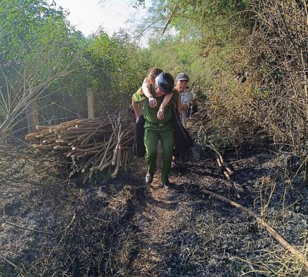 Công an xã Thu Bồn kịp thời cứu người dân bị ngạt khói