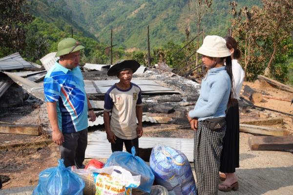 Lãnh đạo xã Phước Thành thăm hỏi, hỗ trợ hộ dân bị cháy nhà
