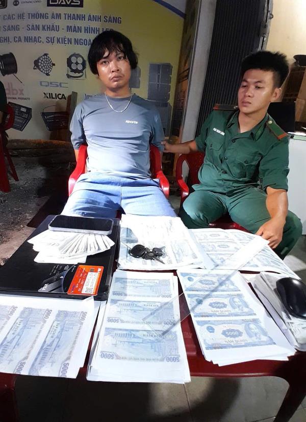 Bắt quả tang đối tượng làm tiền giả