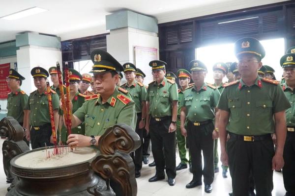 Lãnh đạo Công an thành phố Đà Nẵng dâng hương tưởng nhớ Chủ tịch Hồ Chí Minh, các Anh hùng Liệt sĩ