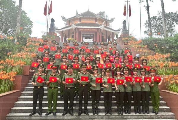 Công an TP Đà Nẵng sinh hoạt chính trị Nhớ về Bác - Lòng ta trong sáng hơn tại Khu di tích An ninh Khu V