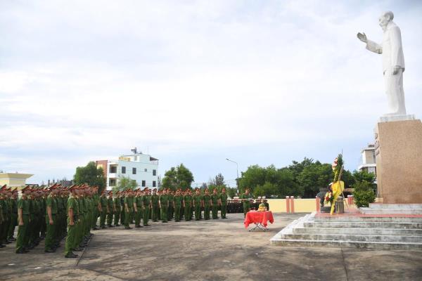 Trung tâm Huấn luyện số 3 tổ chức lễ báo công dâng Bác, lan tỏa khí thế thi đua học tập và rèn luyện