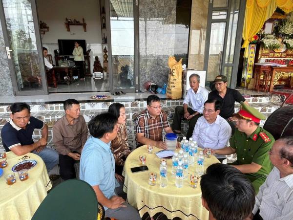 Lãnh đạo địa phương thăm hỏi gia đình nạn nhân vụ cháy xe ô tô tại cây xăng