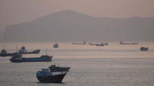 Hàng loạt siêu tàu chở dầu qua eo biển Hormuz, giá dầu thế giới hạ nhiệt