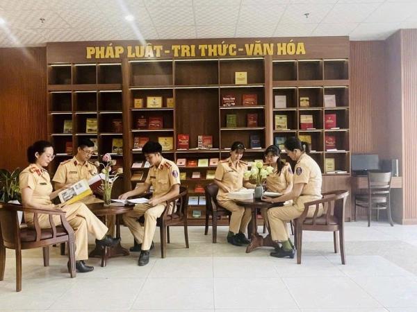 Lan tỏa văn hóa đọc trong lực lượng Cảnh sát giao thông