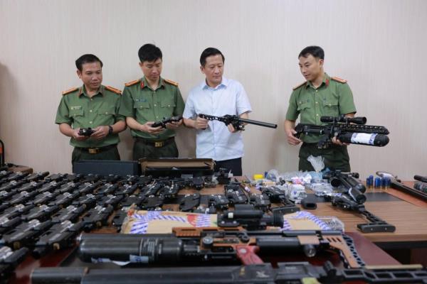 Triệt phá đường dây chế tạo, mua bán trái phép vũ khí quân dụng quy mô lớn