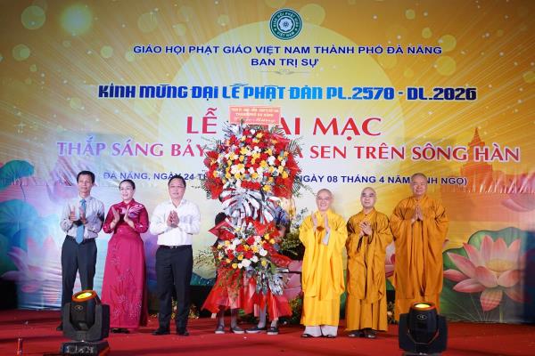 Đà Nẵng thắp sáng bảy đóa sen trên sông Hàn mùa Phật đản 2026