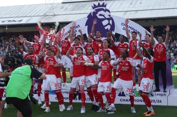 Arsenal nâng cao chiếc cúp Ngoại hạng Anh, lập kỷ lục vô tiền khoáng hậu
