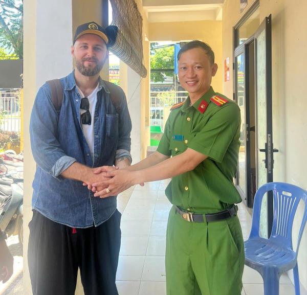 Công an phường Hòa Khánh để lại ấn tượng đẹp đối với du khách nước ngoài về tinh thần trách nhiệm và sự giúp đỡ tận tình