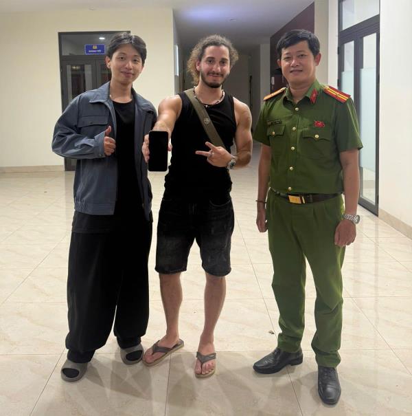 Du khách nước ngoài cảm ơn sự giúp đỡ của lực lượng Công an Đà Nẵng và người dân địa phương