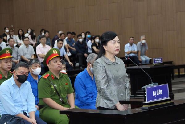 Cựu Bộ trưởng Bộ Y tế Nguyễn Thị Kim Tiến và 5 thuộc cấp bị tuyên tổng cộng 74 năm tù và phải bồi thường hơn 770 tỷ đồng