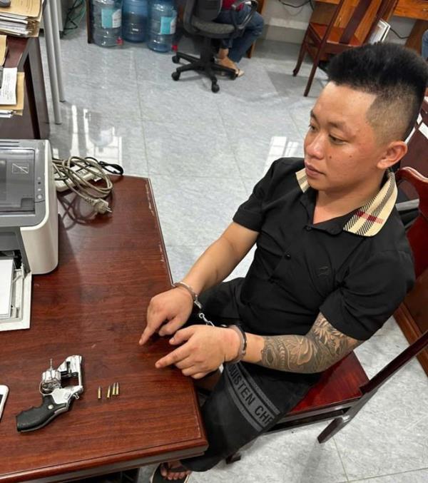 Tạm giữ 2 thanh niên mang súng đi uống cà phê