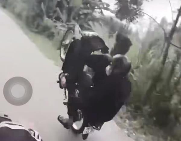 Xử lý thanh niên điều khiển xe chạy bằng một bánh, tịch thu phương tiện