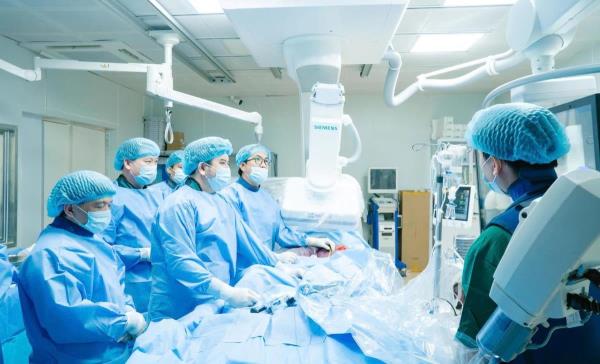 Bệnh viện Việt - Hàn Đà Nẵng thực hiện thành công ca đầu tiên thay van động mạch chủ qua da