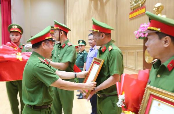 Trao thưởng thành tích xuất sắc triệt phá đường dây ma túy xuyên quốc gia