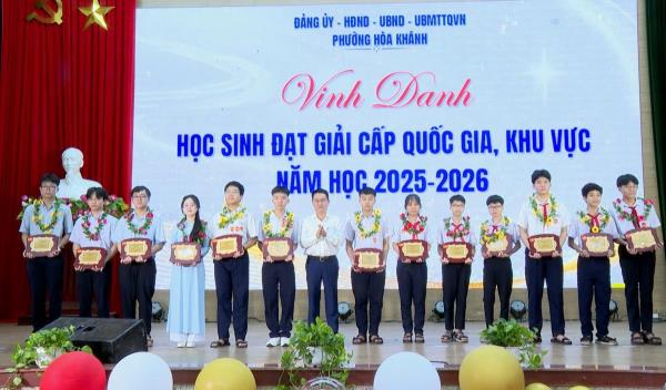 Phường Hòa Khánh tuyên dương, khen thưởng hơn 400 học sinh có thành tích xuất sắc, tiêu biểu
