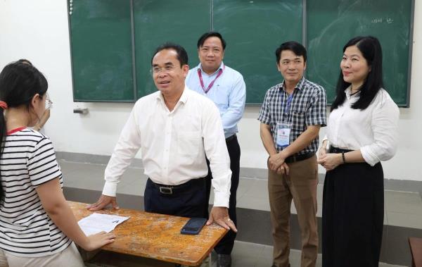 Lãnh đạo thành phố động viên, chúc thí sinh hoàn thành tốt kỳ thi Tốt nghiệp THPT 2026