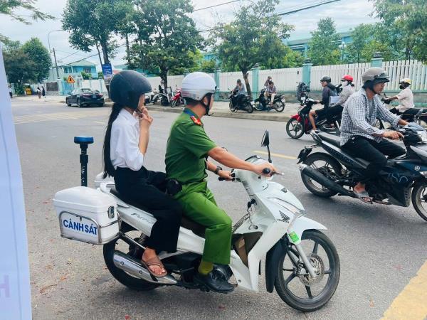 Quên đem máy tính, thí sinh được Công an xã chở về tận nhà lấy bảo bối