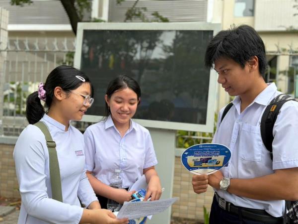 AI và Những chiếc lá của Nguyễn Đình Thi vào đề thi Ngữ Văn tốt nghiệp THPT năm 2026