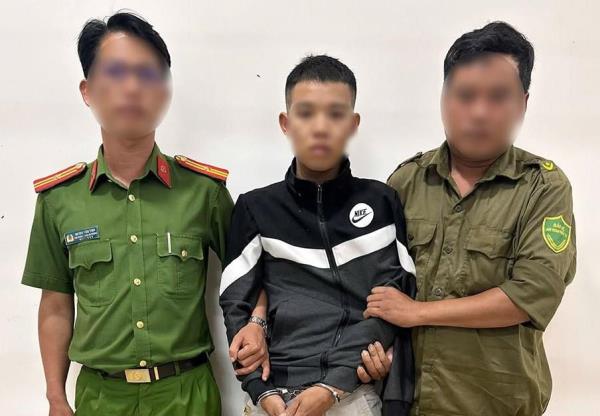 Bắt giữ đối tượng tấn công cha ruột, ném bom xăng vào lực lượng Công an