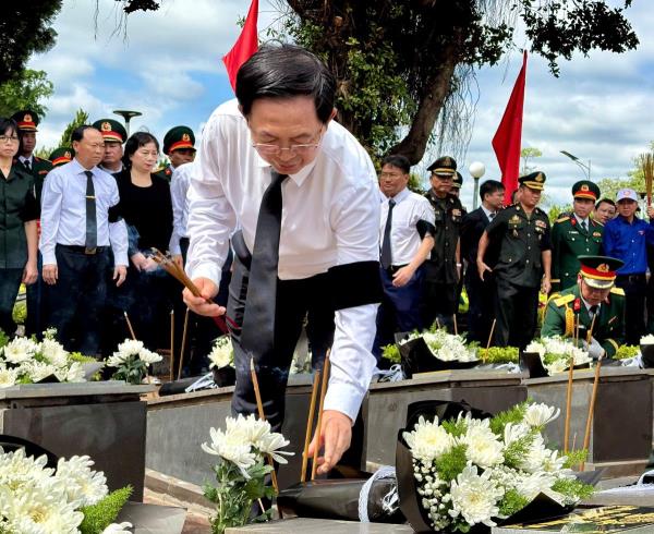 Phó Thủ tướng Hồ Quốc Dũng dự lễ truy điệu, an táng 18 hài cốt liệt sĩ hy sinh tại Campuchia