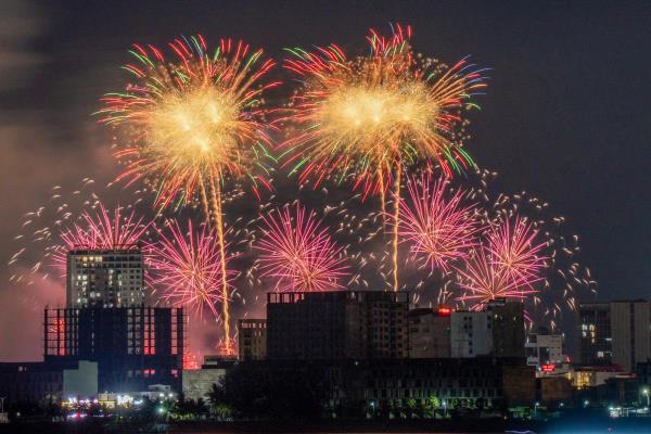 Đêm thứ 3 DIFF 2026: Khán giả đội mưa xem pháo hoa Ý và Nhật kể câu chuyện Văn hóa