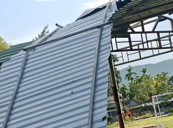 Lốc xoáy làm hư hỏng hàng chục ngôi nhà tại xã Sơn Linh