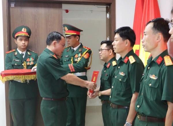 Đà Nẵng 16 sĩ quan quân đội được thăng quân hàm thượng tá trước thời hạn