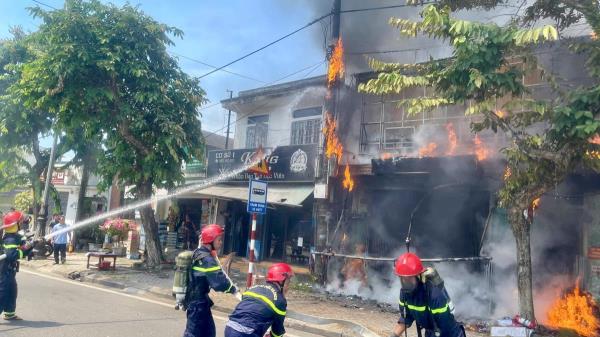 Hỏa hoạn bùng phát dữ dội tại nhà dân trên đường Nguyễn Tất Thành ở Huế