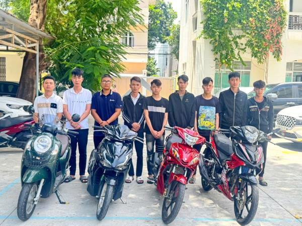 Làm rõ nhóm thanh thiếu niên dùng mũ bảo hiểm, dây thắt lưng đánh nhau trên đường phố