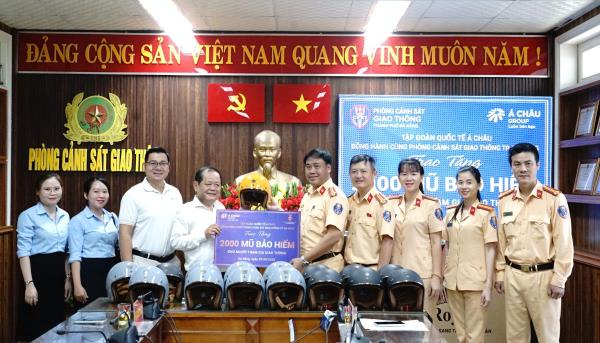 Tập đoàn Quốc tế Á Châu trao 2.000 mũ bảo hiểm đạt chuẩn cho người dân Đà Nẵng, chung tay xây dựng văn hóa giao thông an toàn