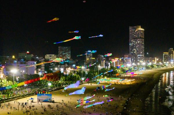 Hàng trăm cánh diều khoe sắc trên bầu trời Quy Nhơn
