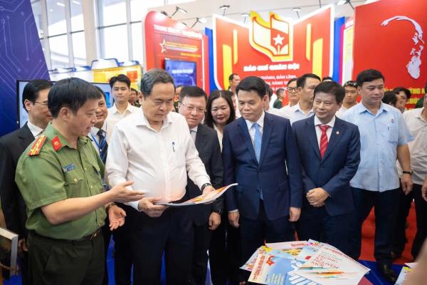 Chủ tịch Quốc hội Trần Thanh Mẫn thăm gian trưng bày tại Hội báo toàn quốc