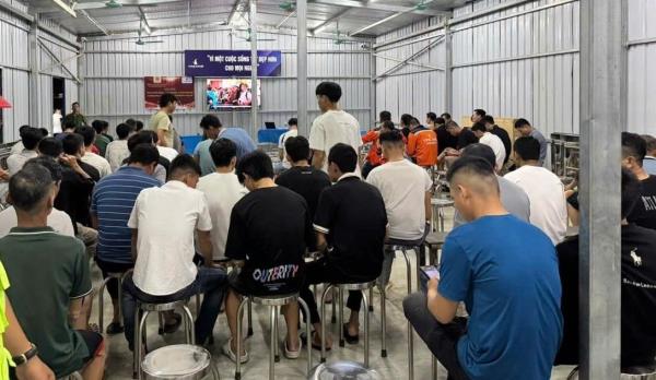 Hơn 460 công nhân tại dự án Làng Vân dự tuyên truyền về pháp luật